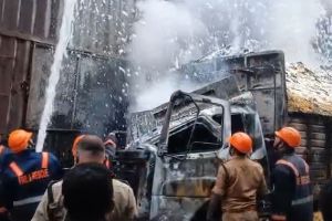 പാലക്കാട് ലോറികൾ തമ്മിൽ കൂട്ടിയിടിച്ച് തീപിടിച്ചു; പൊള്ളലേറ്റ ഡ്രൈവർക്ക് ദാരുണാന്ത്യം