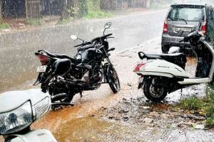 ഓവുചാലില്ല; കുറ്റ്യാടി-നാദാപുരം സംസ്ഥാനപാതയിൽ വെള്ളക്കെട്ട് രൂക്ഷം