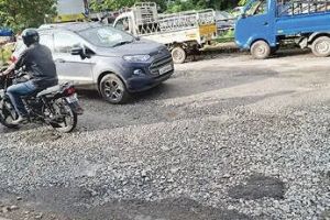 പേരാമ്പ്ര ടൗണിൽ റോഡ് തകർന്ന് കുഴിയായി; ഗതാഗതക്കുരുക്കും അപകടസാധ്യതയും ഏറുന്നു