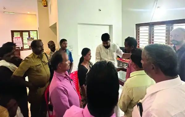 വിലങ്ങാട് കാട്ടുപോത്ത് ആക്രമണം: മരിച്ച സുനിലിന്റെ കുടുംബത്തിന് 5 ലക്ഷം രൂപ കൈമാറി