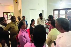 വിലങ്ങാട് കാട്ടുപോത്ത് ആക്രമണം: മരിച്ച സുനിലിന്റെ കുടുംബത്തിന് 5 ലക്ഷം രൂപ കൈമാറി
