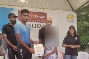 ‘കൊലയാളി വെങ്കിട്ടരാമൻ എന്റെ മോൾക്ക് സമ്മാനം കൊടുക്കേണ്ട’: നീന്തൽ മത്സരത്തിനിടെ പ്രതിഷേധം