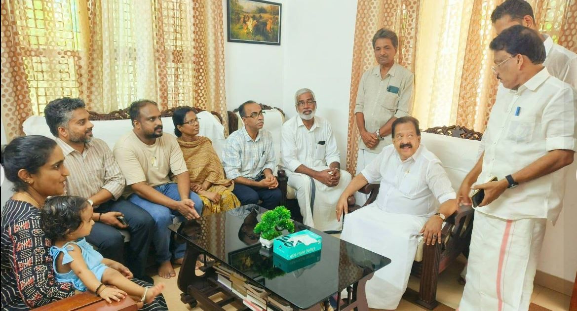 കേരള ആഭ്യന്തര - വിജിലൻസ് വകുപ്പ് മന്ത്രി രമേശ് ചെന്നിത്തല രമേശൻ പാലേരിയുടെ വസതി സന്ദർശി ച്ചു.