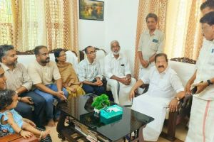 കേരള ആഭ്യന്തര - വിജിലൻസ് വകുപ്പ് മന്ത്രി രമേശ് ചെന്നിത്തല രമേശൻ പാലേരിയുടെ വസതി സന്ദർശി ച്ചു.