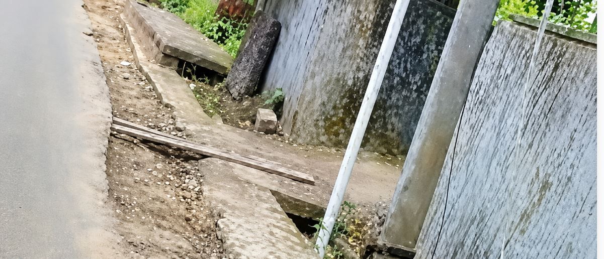 അധികൃതരുടെ ശ്രദ്ധയ്ക്ക്: പെരിങ്ങാടി–ഒളവിലം റോഡ് യാത്രക്കാരുടെ പേടിസ്വപ്നമാകുന്നു