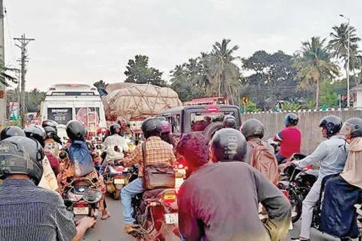 തിരുവങ്ങൂർ-പൂക്കാട് ദേശീയപാതയിൽ കടുത്ത ഗതാഗതക്കുരുക്ക്; ദുരിതത്തിലായി യാത്രക്കാർ