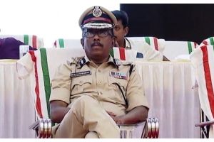 സസ്പെൻഷനിലായിട്ടും ഒപ്പമുള്ള പൊലീസുകാരെ മടക്കി അയക്കാതെ എംആർ അജിത്കുമാർ; ഒപ്പമുള്ളത് ഡ്രൈവറും ​ഗൺമാനുമടക്കം 14 പേർ