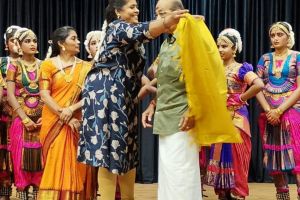 പുതുച്ചേരി ദേവകി നാട്യകലയുടെ നേതൃത്വത്തിൽ ഗുരുനാഥ വിഷ്ണു പ്രിയയും ഭുവനേശ്വരിയും ചേർന്ന് പായറ്റ അരവിന്ദനെ ആദരിക്കുന്നു