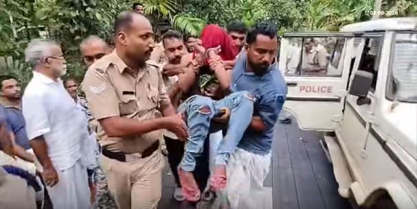 പേരാമ്പ്രയിലെ മോഷണം: ജീപ്പിൽ നിന്നിറങ്ങാൻ മടിച്ച് പ്രതി; നാട്ടുകാരും പോലീസും ചേർന്ന് തൂക്കിയെടുത്ത് തെളിവെടുപ്പ് നടത്തി