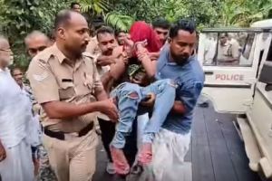 പേരാമ്പ്രയിലെ മോഷണം: ജീപ്പിൽ നിന്നിറങ്ങാൻ മടിച്ച് പ്രതി; നാട്ടുകാരും പോലീസും ചേർന്ന് തൂക്കിയെടുത്ത് തെളിവെടുപ്പ് നടത്തി