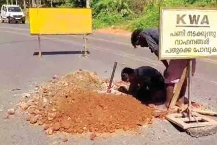 ടാറിങ് കഴിഞ്ഞതിന് പിന്നാലെ റോഡ് കുത്തിപ്പൊളിച്ച് വാട്ടർ അതോറിറ്റി; മുക്കത്ത് പ്രതിഷേധം ശക്തം