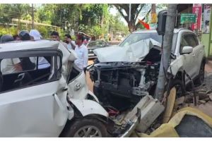 കൊടുവള്ളിയിൽ നിയന്ത്രണം വിട്ട കാർ ഇടിച്ചുകയറി 5 സ്കൂട്ടറുകളും 2 കാറുകളും തകർന്നു