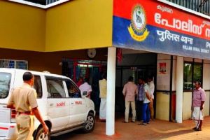 പാറാവുകാരന് വീഴ്ച: കൊല്ലത്ത് കസ്റ്റഡിയിലെടുത്ത മോഷണക്കേസ് പ്രതി ലോക്കപ്പ് തുറന്നുകിടന്നതിനെ തുടർന്ന് കടന്നുകളഞ്ഞു