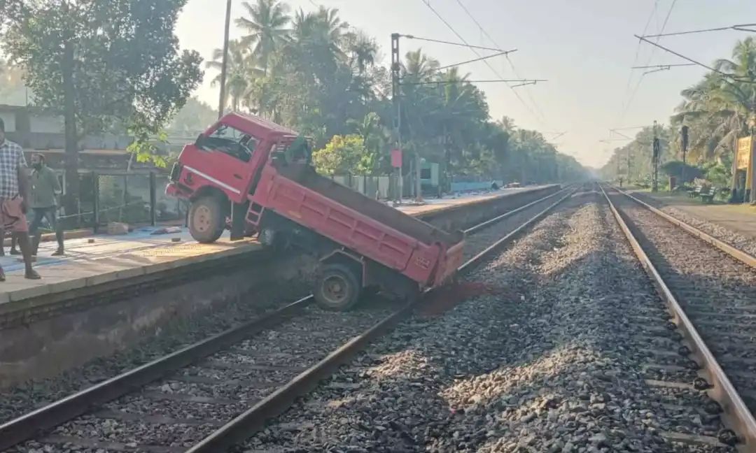 കോഴിക്കോട് മുക്കാളിയിൽ റെയിൽവേ ട്രാക്കിലേക്ക് ലോറി മറിഞ്ഞു; ട്രെയിൻ ഗതാഗതം തടസ്സപ്പെട്ടു