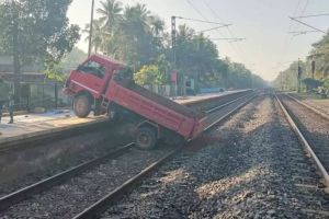 കോഴിക്കോട് മുക്കാളിയിൽ റെയിൽവേ ട്രാക്കിലേക്ക് ലോറി മറിഞ്ഞു; ട്രെയിൻ ഗതാഗതം തടസ്സപ്പെട്ടു