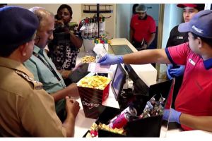 തിയേറ്ററിലെ തീവെട്ടിക്കൊള്ള: കൊച്ചിയിലെ മാളുകളിൽ ലീ​ഗൽ മെട്രോളജി റെയ്ഡ്: ഭക്ഷ്യമന്ത്രിയുടെ നിർദേശപ്രകാരം പരിശോധന