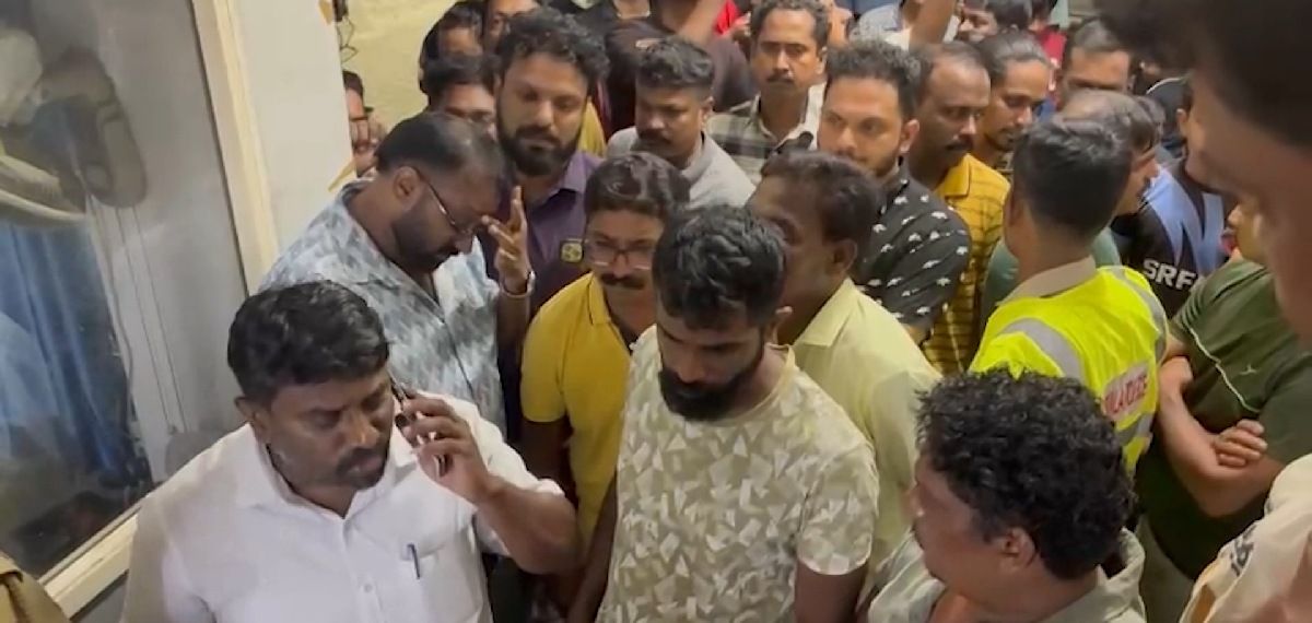 രാത്രികാല പവർകട്ട് പതിവാകുന്നു; വൈറ്റില കെ.എസ്.ഇ.ബി ഓഫീസിൽ നാട്ടുകാരുടെ പ്രതിഷേധം