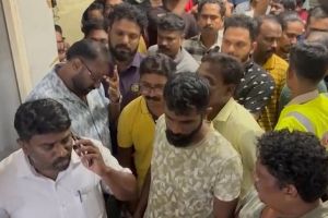 രാത്രികാല പവർകട്ട് പതിവാകുന്നു; വൈറ്റില കെ.എസ്.ഇ.ബി ഓഫീസിൽ നാട്ടുകാരുടെ പ്രതിഷേധം