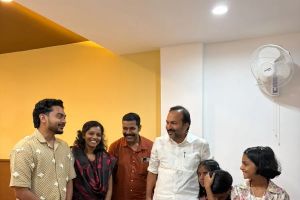 മാറാട് ജിനരാജ് ദാസ് സ്‌കൂൾ വിദ്യാർഥികൾ മന്ത്രിക്ക് നിവേദനം നൽകി