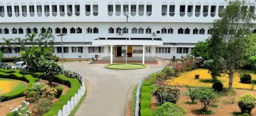 കാലിക്കറ്റ് സർവകലാശാലയിൽ ഫിസിക്സ് പഠനവകുപ്പിൽ മോഷണം; 4 ലക്ഷത്തിന്റെ ടെലസ്കോപ്പുമായി വള്ളിക്കുന്ന് സ്വദേശി പിടിയിൽ