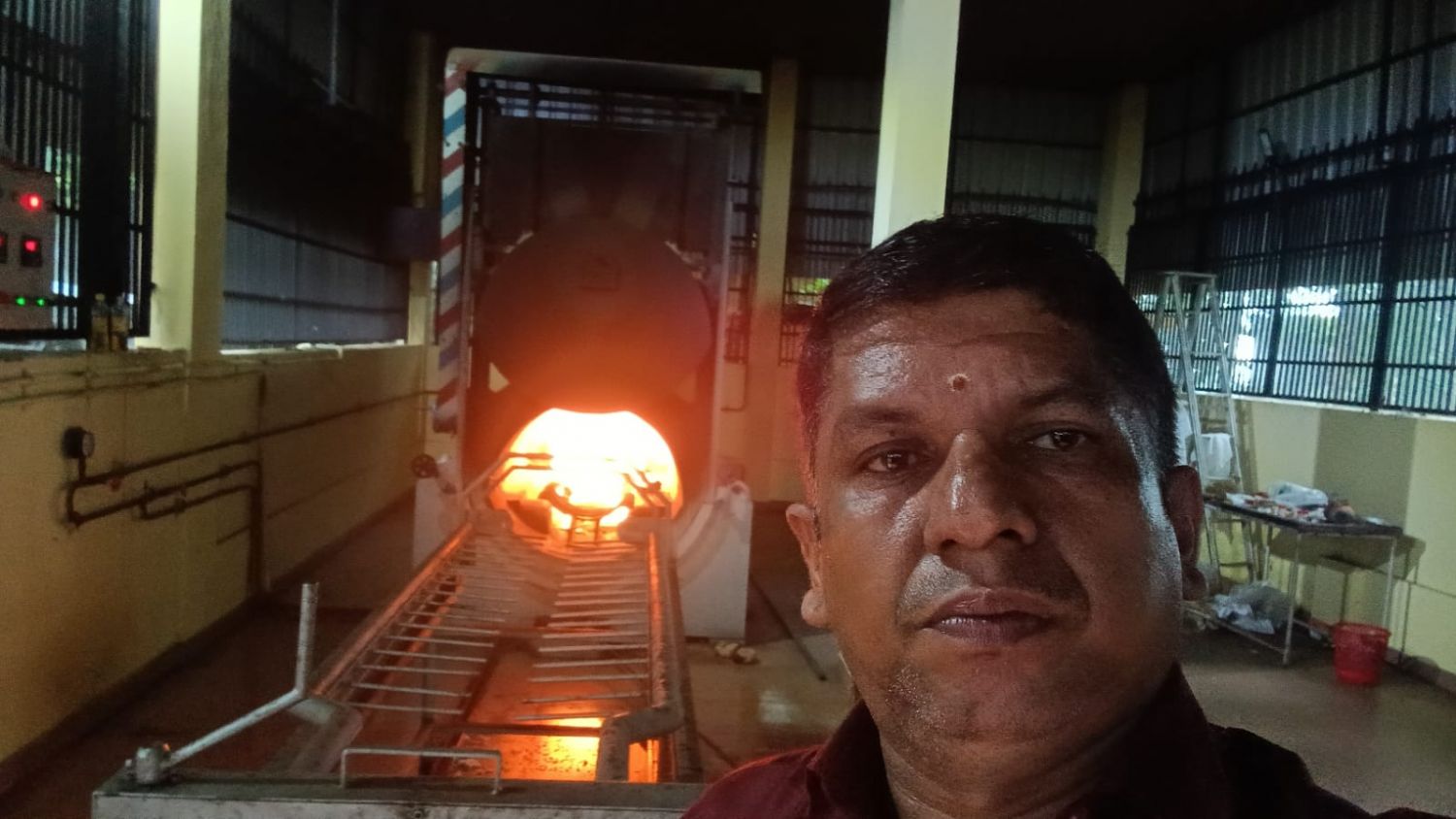 അസ്ഥിയുടെ കരിഞ്ഞ മണത്തിലും ജീവിത പുണ്യം ശ്വസിക്കുന്നഒരാൾ.. :ചാലക്കര പുരുഷു