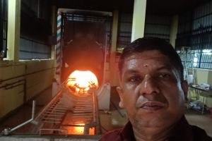 അസ്ഥിയുടെ കരിഞ്ഞ മണത്തിലും ജീവിത പുണ്യം ശ്വസിക്കുന്നഒരാൾ.. :ചാലക്കര പുരുഷു