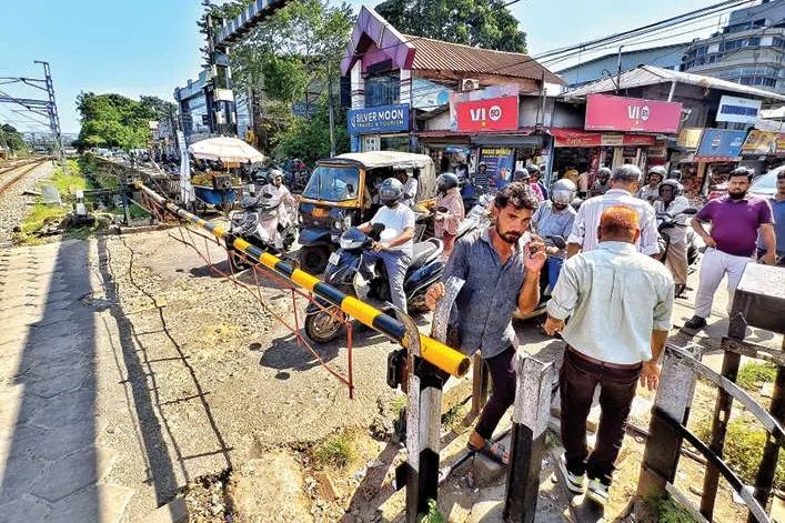 കോഴിക്കോട് നാലാംഗേറ്റിൽ യാത്ര ദുസ്സഹം: അധികൃതരുടെ അവഗണനയിൽ ദുരിതം പേറി പൊതുജനം