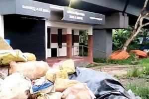 ചെങ്ങോട്ടുകാവ് മേൽപ്പാലത്തിനടിയിലെ വഴിയോര വിശ്രമകേന്ദ്രം പൂട്ടിപ്പോയ നിലയിൽ: മാറ്റിസ്ഥാപിക്കാൻ പഞ്ചായത്ത്