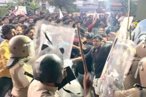 ഡി.വൈ.എഫ്.ഐ.യുടെ വടകര പോലീസ് സ്‌റ്റേഷൻ മാർച്ചിൽ സംഘർഷം: ലാത്തിച്ചാർജിൽ പോലീസുകാരനടക്കം ആറുപേർക്ക് പരിക്ക്