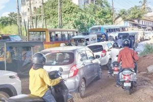 വടകര ജില്ലാ ആശുപത്രി റോഡിലേക്കുള്ള വഴിയടഞ്ഞു: ഉയരപ്പാതയ്ക്ക് അടിയിലെ റോഡ് തുറക്കാത്തതിൽ പ്രതിഷേധം, ഗതാഗതക്കുരുക്ക് രൂക്ഷം