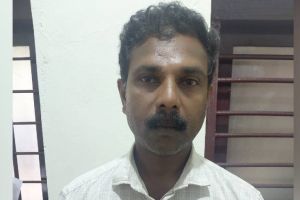 മദ്യപിച്ചെത്തി ഭാര്യക്ക് നേരെ തിളച്ച വെള്ളം ഒഴിച്ചു, വീണത് മകളുടെ ദേഹത്ത്; ഒളിവിൽ പോയ പ്രതിയെ പിടികൂടി  കക്കാടംപൊയിൽ സ്വദേശി മഞ്ജുവാണ് ആക്രമണം നടത്തിയത്
