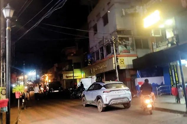 തെരുവുവിളക്കുകൾ കത്തുന്നില്ല; വടകര ക്വീൻസ് റോഡ് ഇരുട്ടിൽ