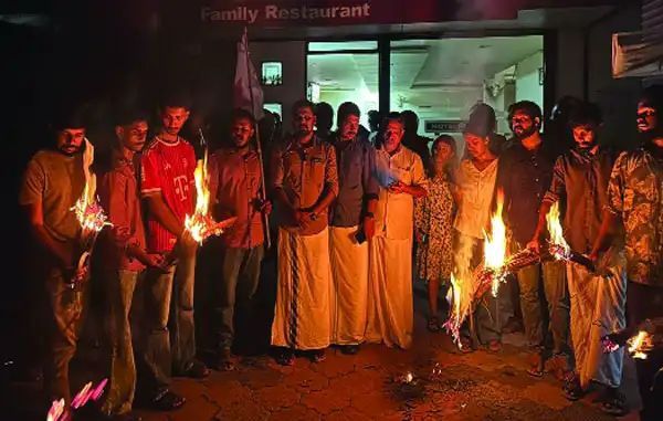 വൈദ്യുതി മുടക്കത്തിനെതിരെ ചക്കിട്ടപാറയിൽ ഡി.വൈ.എഫ്.ഐയുടെ ചൂട്ട് മാർച്ച്