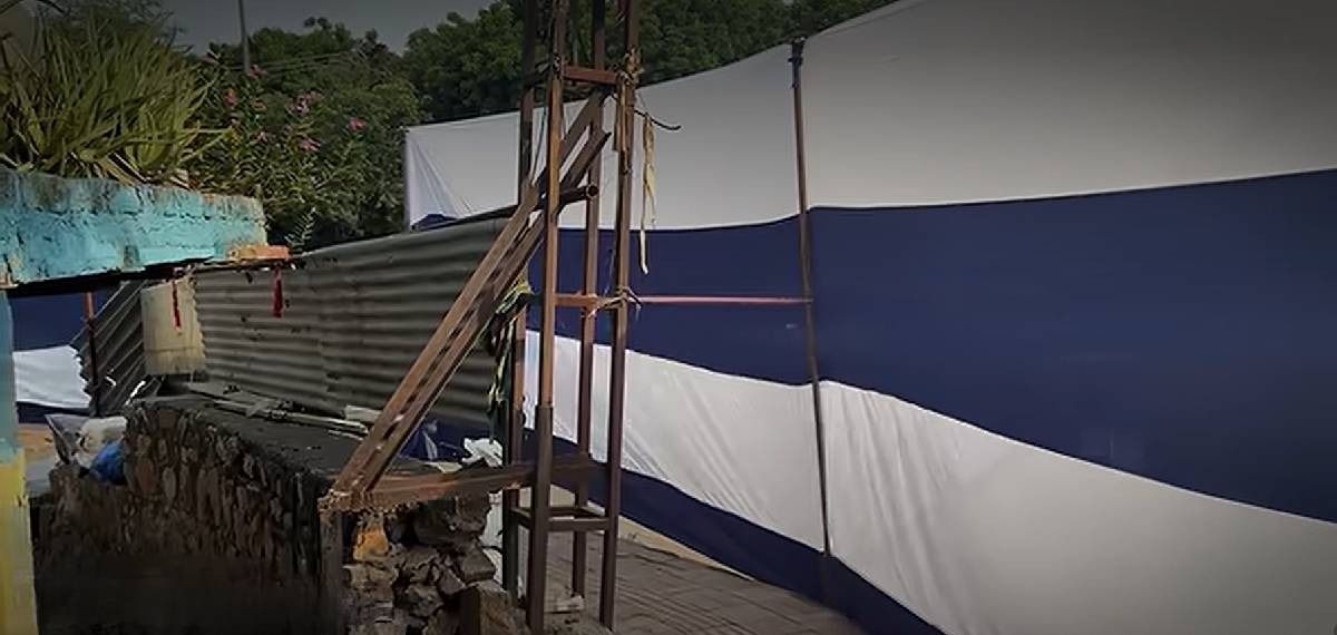 ഡൽഹിയിൽ ചേരികൾ തുണികെട്ടി മറച്ചു; കേന്ദ്ര നടപടിക്കെതിരെ എ.എ.പി