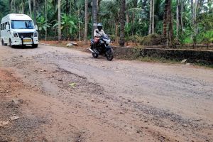 തകർന്നുതരിപ്പണമായി പാലയാട്ട് നട-പുതുക്കുടിമുക്ക് റോഡ്; വലഞ്ഞ് യാത്രക്കാർ