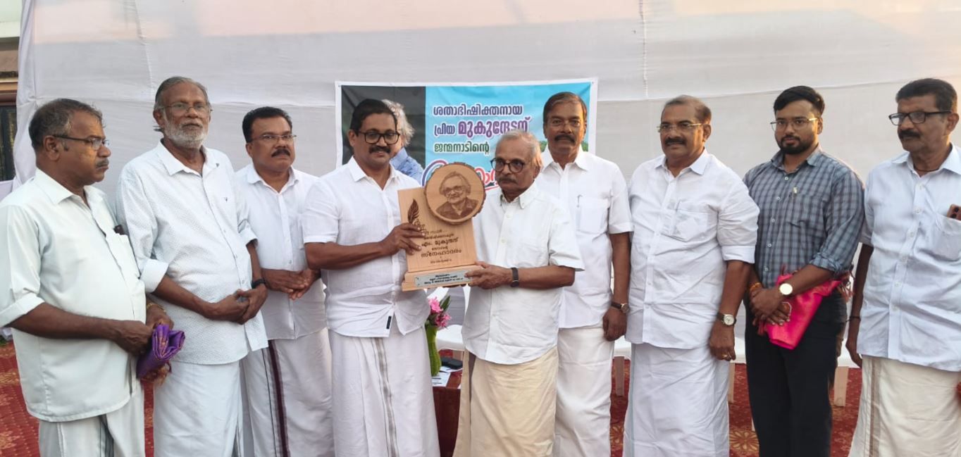 ശുക്രനക്ഷത്രത്തെ സാക്ഷി നിർത്തി മയ്യഴി പൗരാവലി നക്ഷത്രതിളക്കമുള്ള ഇതിഹാസ കഥാകാരന് ശ്രേഷ്ഠാദരം നൽകി :ചാലക്കര പുരുഷു
