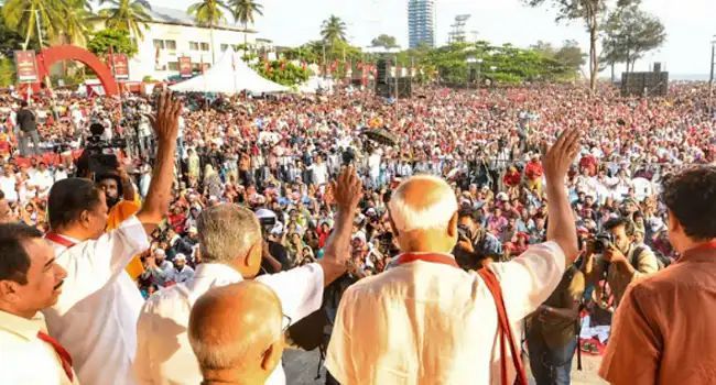 ജനസാഗരമായി കോഴിക്കോട് കടപ്പുറം: സി.പി.എം. റാലി കരുത്തുറ്റ പ്രകടനമായി