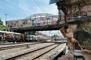 കോഴിക്കോട് നാലാം പ്ലാറ്റ്‌ഫോമിൽ അപകടഭീഷണിയായി 60 വർഷം പഴക്കമുള്ള കെട്ടിടം