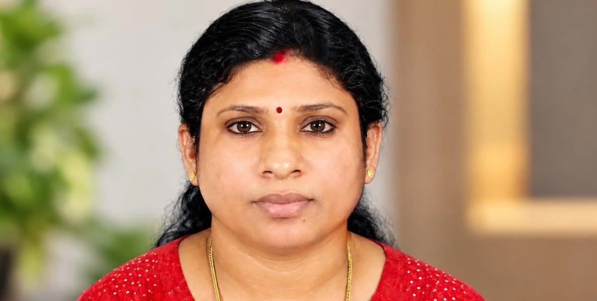 വളയത്ത് മകളെ സ്കൂളിൽ വിട്ട ശേഷം അമ്മ വരാന്തയിൽ മരിച്ച നിലയിൽ; നാടിന് നൊമ്പരമായി സജിലയുടെ വേർപാട്