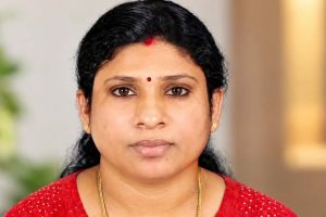 വളയത്ത് മകളെ സ്കൂളിൽ വിട്ട ശേഷം അമ്മ വരാന്തയിൽ മരിച്ച നിലയിൽ; നാടിന് നൊമ്പരമായി സജിലയുടെ വേർപാട്