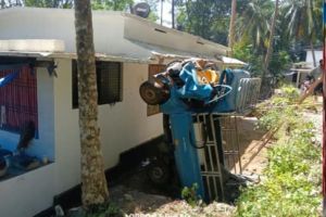 പേരാമ്പ്രയിൽ ഗുഡ്സ് ഓട്ടോ  മറിഞ്ഞ് അപകടം; വയോധികന് ദാരുണാന്ത്യം