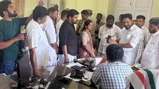 കോഴിക്കോട്ടെത്തി പ്രതിഷേധമറിയിച്ച് കോൺഗ്രസ് ജനപ്രതിനിധികൾ