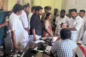 കോഴിക്കോട്ടെത്തി പ്രതിഷേധമറിയിച്ച് കോൺഗ്രസ് ജനപ്രതിനിധികൾ