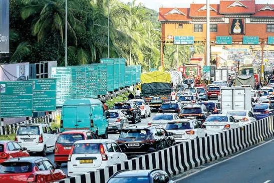 ചെറുവണ്ണൂർ മേൽപ്പാല നിർമാണം: ഗതാഗതം പൂർണമായി തടസ്സപ്പെട്ടു; യാത്രക്കാർ വലഞ്ഞു