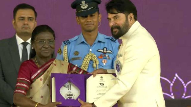നാലാം തവണയും മികച്ച നടനുള്ള ദേശീയ പുരസ്കാരം; രാഷ്ട്രപതിയിൽ നിന്ന് ഏറ്റുവാങ്ങി മമ്മൂട്ടി