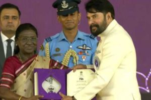 നാലാം തവണയും മികച്ച നടനുള്ള ദേശീയ പുരസ്കാരം; രാഷ്ട്രപതിയിൽ നിന്ന് ഏറ്റുവാങ്ങി മമ്മൂട്ടി
