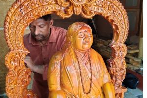 രതീശൻ ആചാരിക്ക് ഇത് ജൻമപുണ്യം..അമൃതപുരിക്ക് ചൈതന്യംപകർന്ന് അമ്മയുടെ പൂർണ്ണകായ വിഗ്രഹം. :ചാലക്കര പുരുഷു