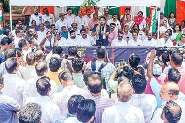 മുഖ്യതിരഞ്ഞെടുപ്പ് കമ്മിഷണർ ജനാധിപത്യത്തെ കൊലചെയ്ത രാജ്യദ്രോഹി: ഷാഫി പറമ്പിൽ എം.പി.