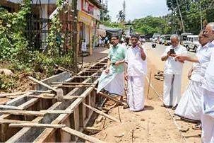 സ്വകാര്യവ്യക്തിയെ സംരക്ഷിക്കാൻ റോഡിന്റെ വീതി കുറയ്ക്കുന്നതായി ആരോപണം: തൊട്ടിൽപ്പാലം-കുണ്ടത്തോട് റോഡ് നവീകരണം പ്രതിസന്ധിയിൽ
