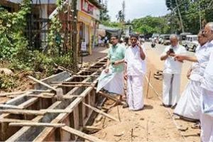 സ്വകാര്യവ്യക്തിയെ സംരക്ഷിക്കാൻ റോഡിന്റെ വീതി കുറയ്ക്കുന്നതായി ആരോപണം: തൊട്ടിൽപ്പാലം-കുണ്ടത്തോട് റോഡ് നവീകരണം പ്രതിസന്ധിയിൽ